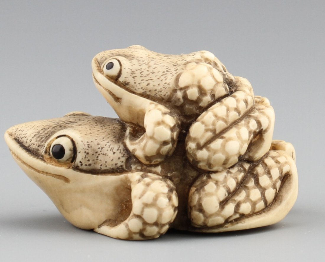 JAPANESE CARVED IVORY NETSUKE TWO FROGS - 2