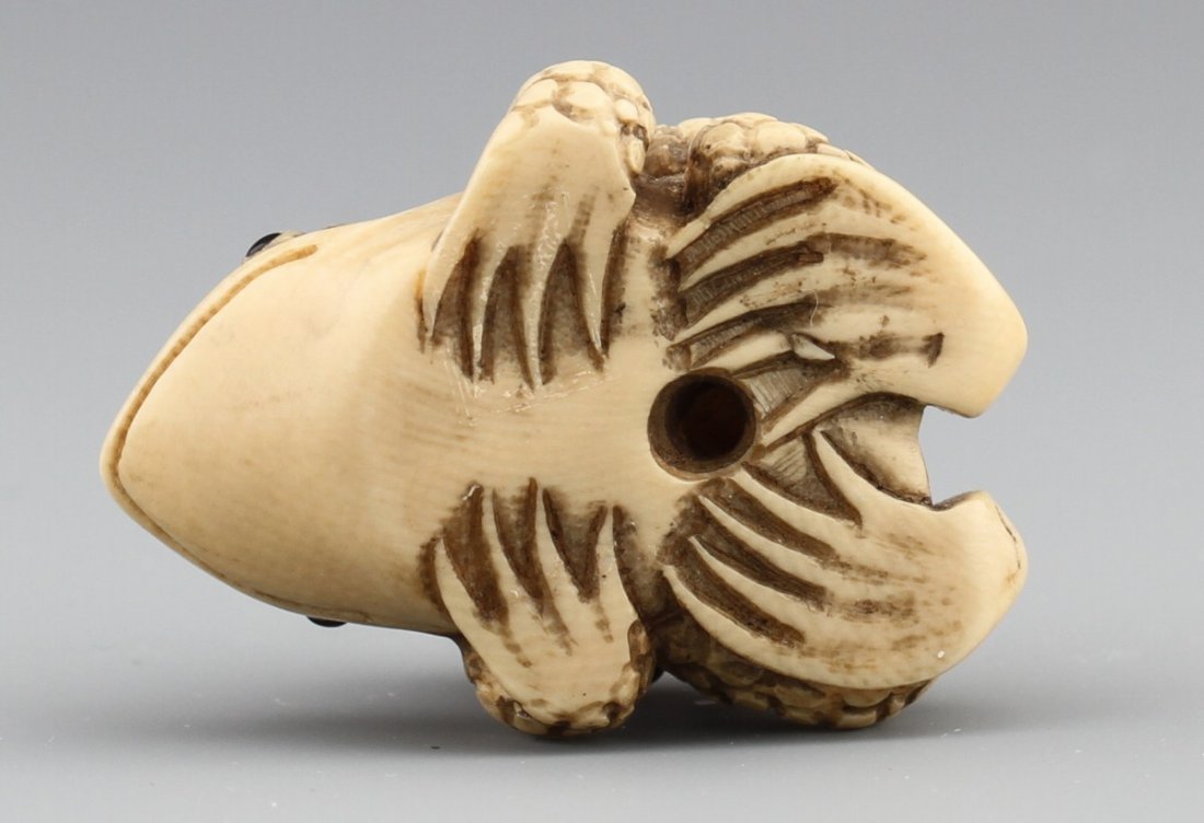 JAPANESE CARVED IVORY NETSUKE TWO FROGS - 3