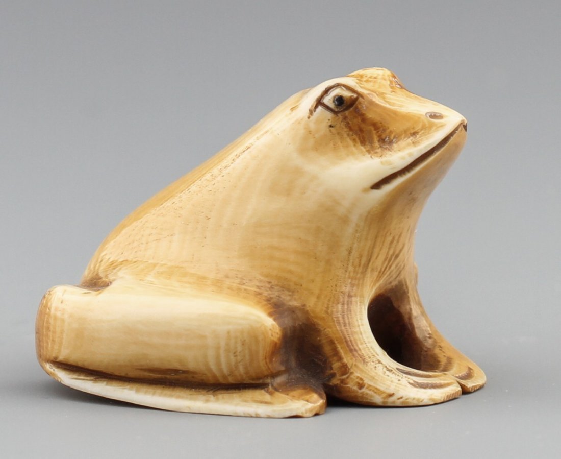 JAPANESE CARVED IVORY NETSUKE TREE FROG: JAPANESE CARVED IVORY NETSUKE TREE FROG Japanese carved ivory netsuke of a tree frog. Signed. Size: 1.5 x 1.5" Weight: 23.7g
