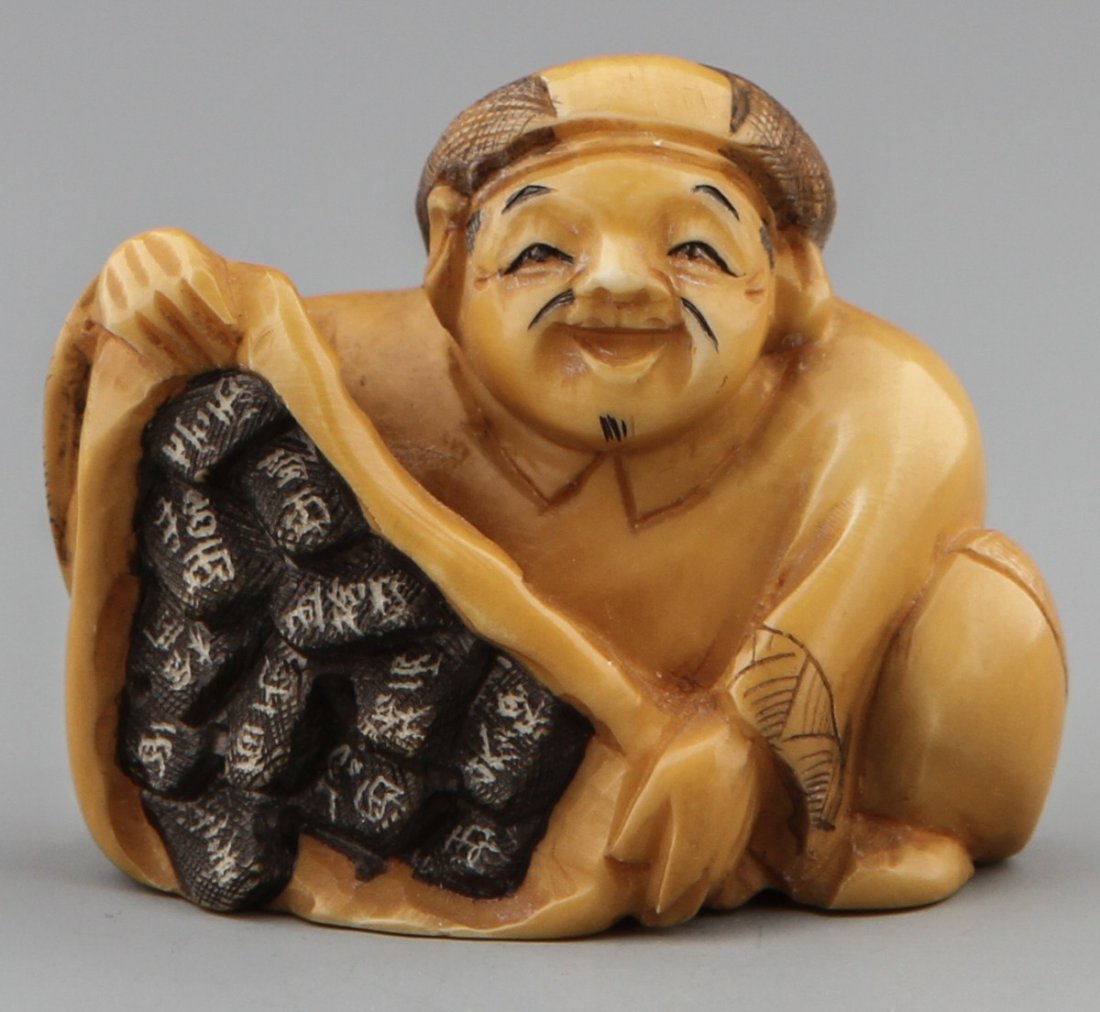 JAPANESE CARVED IVORY NETSUKE MERCHANT