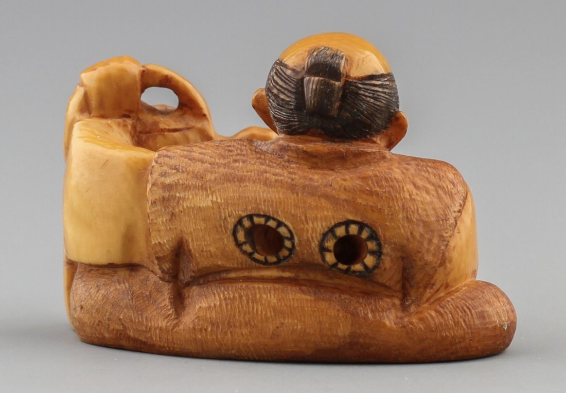 JAPANESE CARVED IVORY NETSUKE ELDER POURING TEA - 2