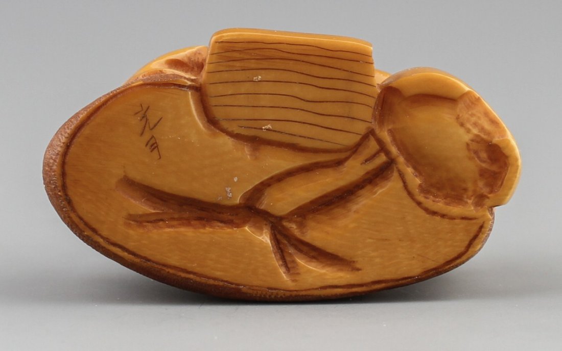 JAPANESE CARVED IVORY NETSUKE ELDER POURING TEA - 3