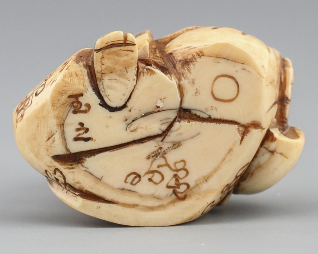 JAPANESE CARVED IVORY NETSUKE MAN WITH DARUMA - 3