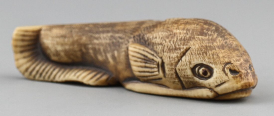 JAPANESE CARVED IVORY NETSUKE CATFISH BAISHO