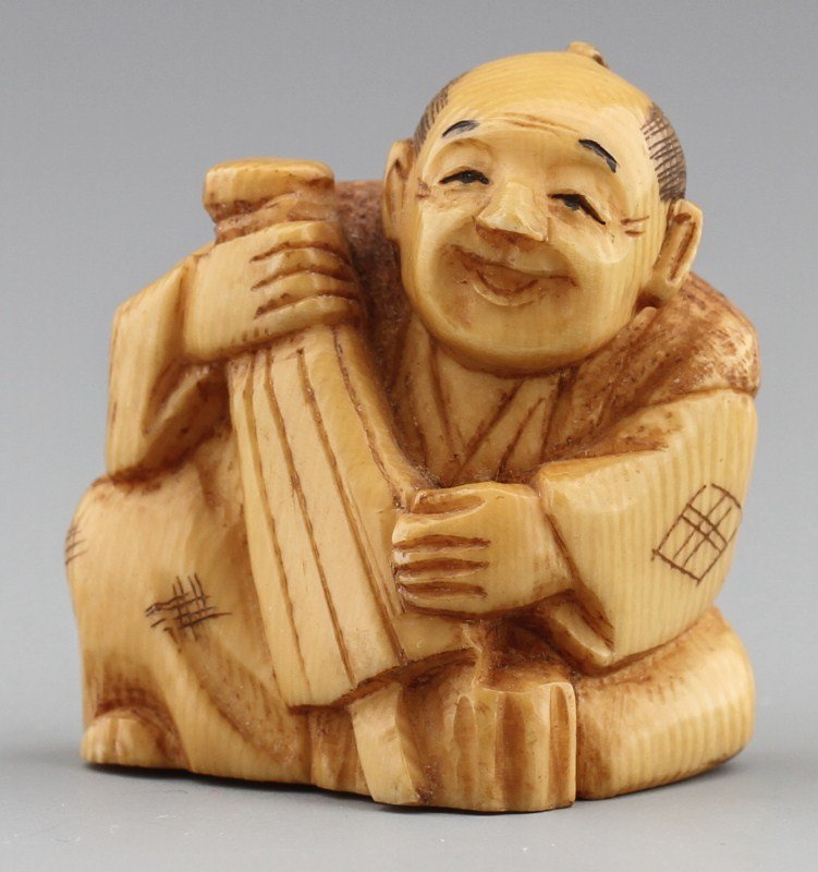 JAPANESE CARVED IVORY NETSUKE MAN WITH PARISOL