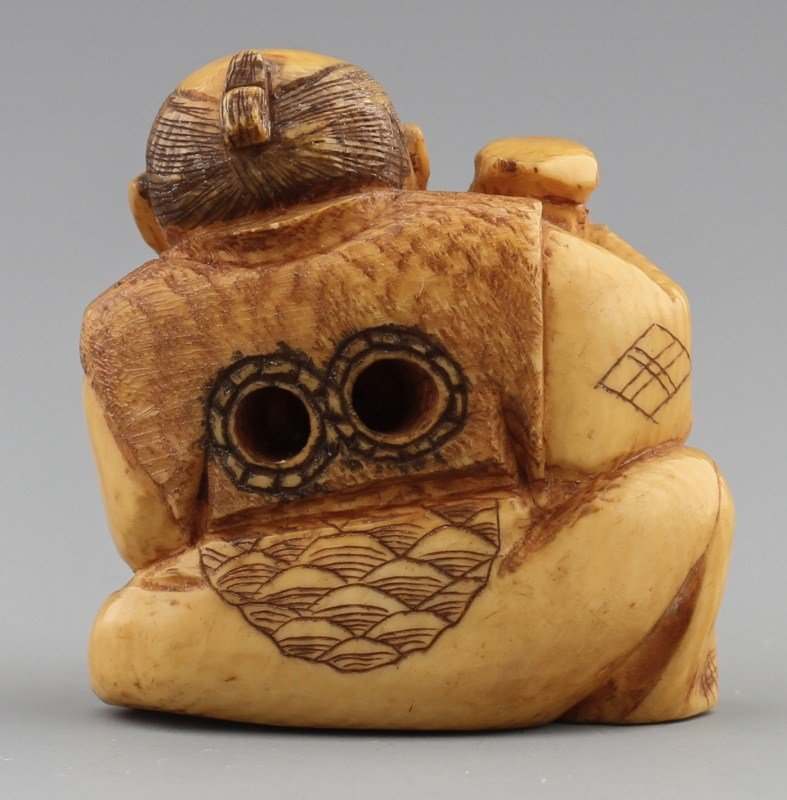 JAPANESE CARVED IVORY NETSUKE MAN WITH PARISOL - 2