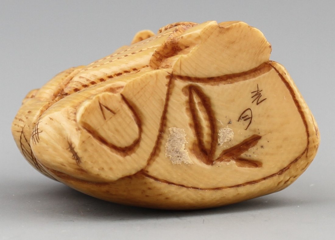 JAPANESE CARVED IVORY NETSUKE MAN WITH PARISOL - 3