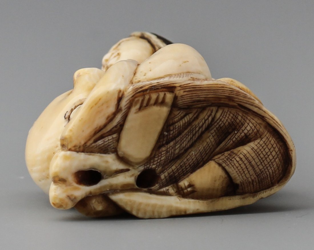 JAPANESE CARVED IVORY NETSUKE WOMAN & OCTOPUS - 3