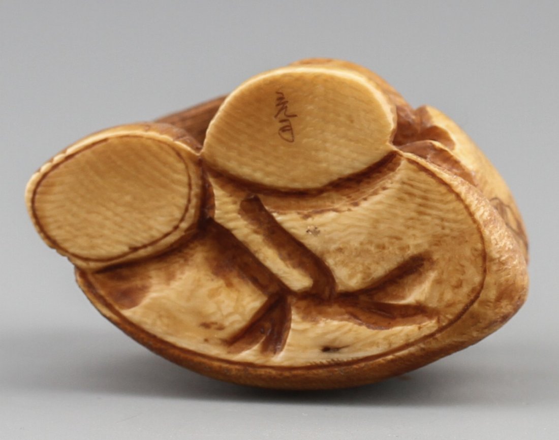 JAPANESE CARVED IVORY NETSUKE ELDER FEEDING EAGLE - 3