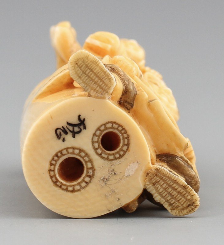JAPANESE CARVED IVORY NETSUKE WARRIORS - 3