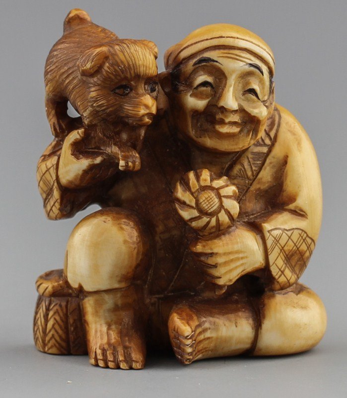 JAPANESE CARVED IVORY NETSUKE MAN WITH DOG