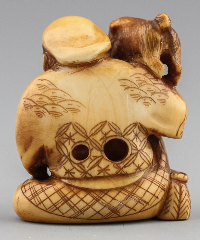 JAPANESE CARVED IVORY NETSUKE MAN WITH DOG - 2