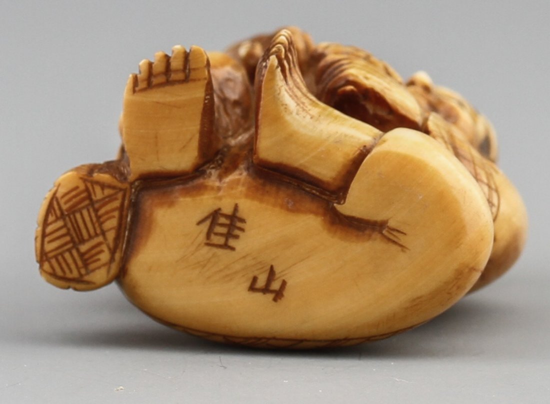 JAPANESE CARVED IVORY NETSUKE MAN WITH DOG - 3