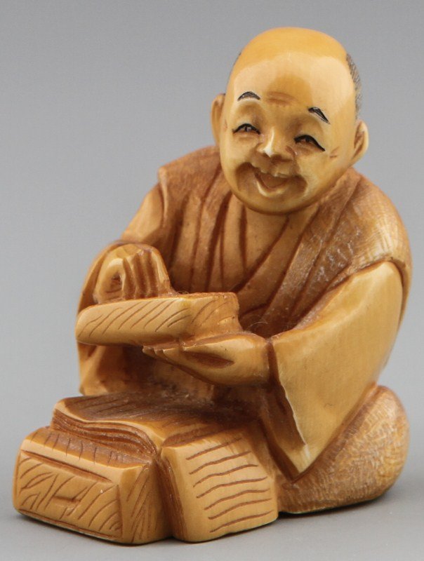JAPANESE CARVED IVORY NETSUKE SCHOLAR
