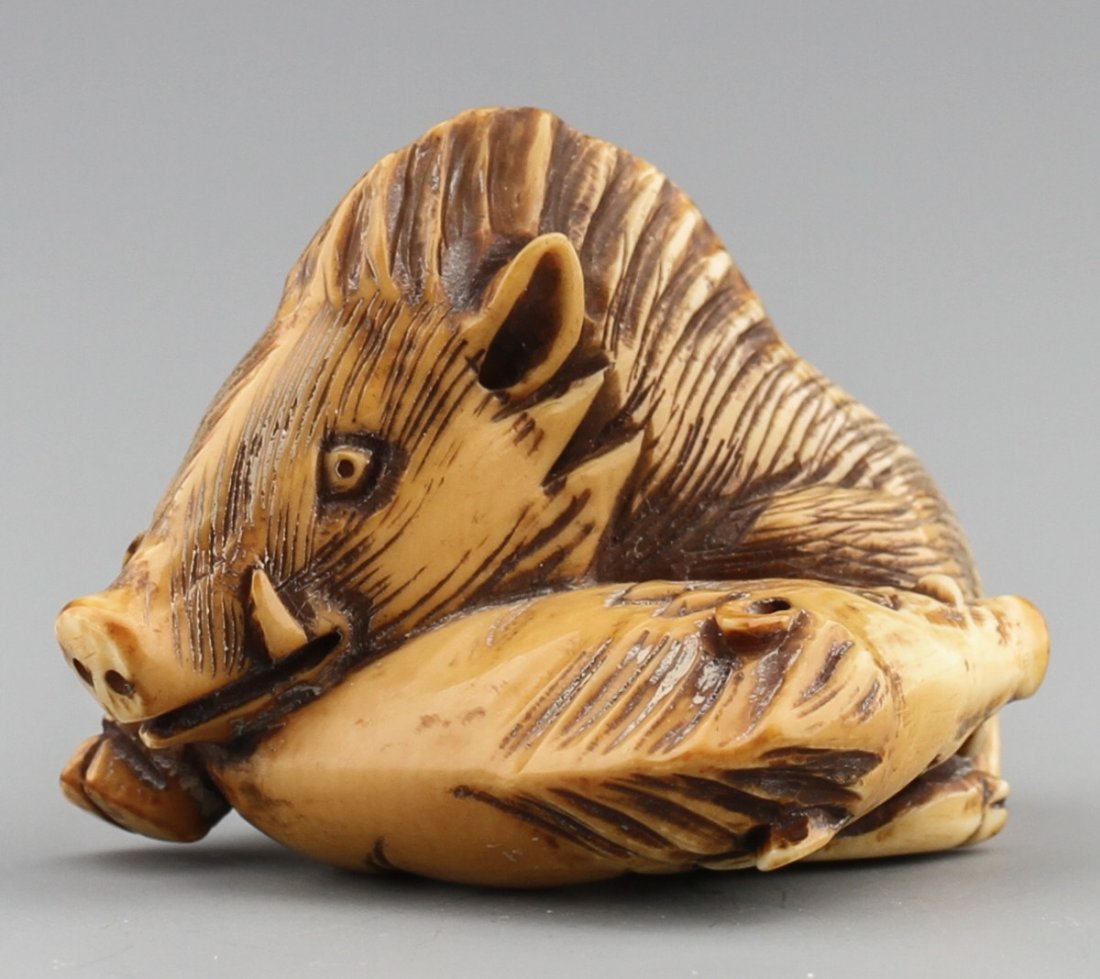 JAPANESE CARVED IVORY NETSUKE WARTHOGS: JAPANESE CARVED IVORY NETSUKE WARTHOGS Japanese carved ivory netsuke of two quarreling warthogs. Mottled patina, Signed. Size: 1.5" Weight: 18g
