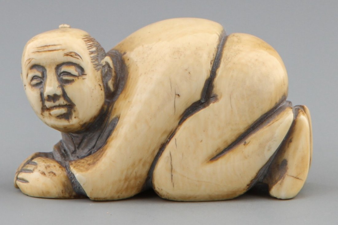 JAPANESE CARVED IVORY NETSUKE CROUCHING MAN