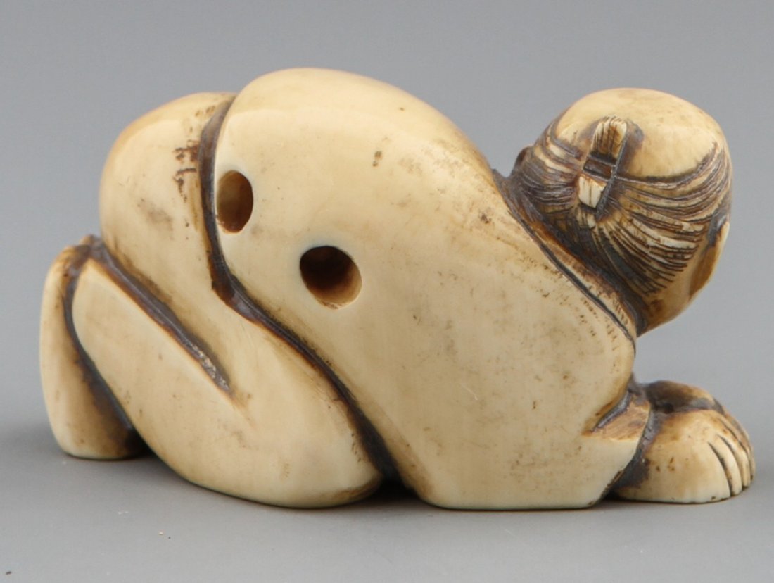 JAPANESE CARVED IVORY NETSUKE CROUCHING MAN - 2