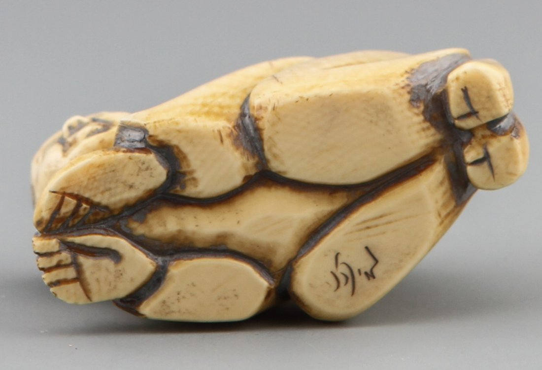 JAPANESE CARVED IVORY NETSUKE CROUCHING MAN - 3