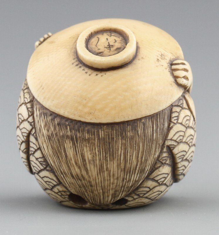 JAPANESE CARVED IVORY NETSUKE WOMAN BAISHO - 2