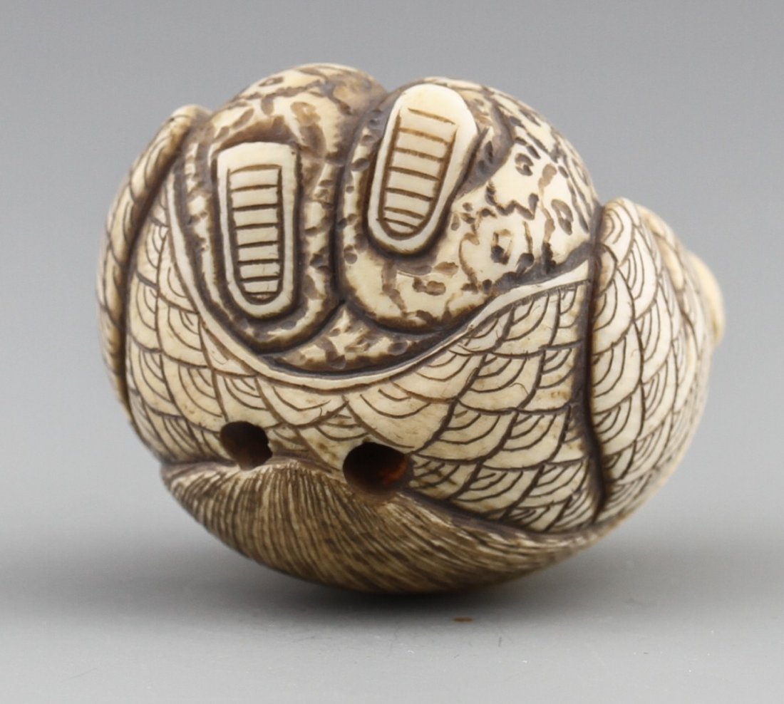 JAPANESE CARVED IVORY NETSUKE WOMAN BAISHO - 3