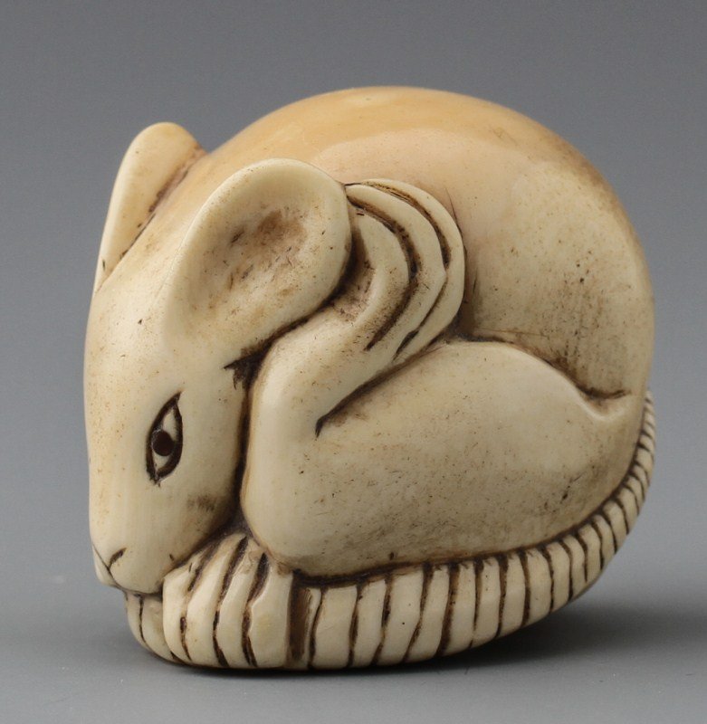 JAPANESE CARVED IVORY NETSUKE RAT: JAPANESE CARVED IVORY NETSUKE RAT Japanese carved ivory netsuke figure of rat. Signed. Size: 1.5 x 1 x 1.5" Weight: 49.4g