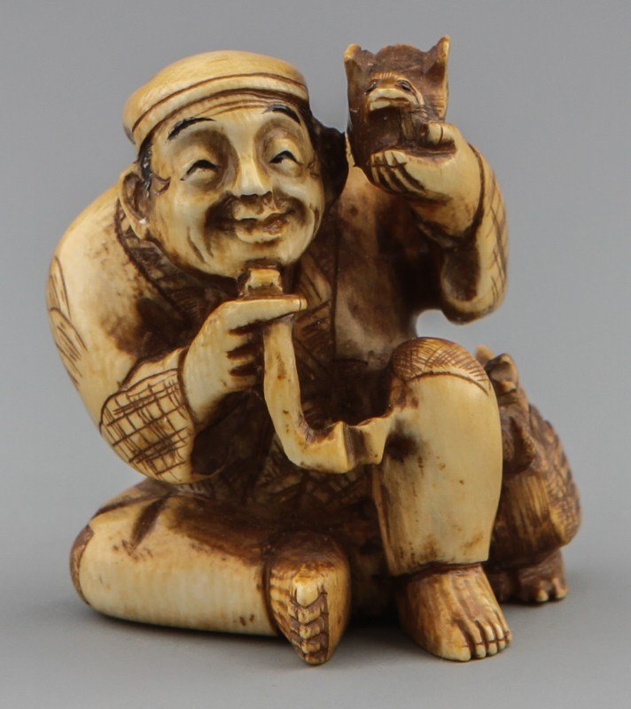 JAPANESE CARVED IVORY NETSUKE FIGURE: JAPANESE CARVED IVORY NETSUKE FIGURE Japanese man dressed in kimono sitting with a chicken at his side and a pipe in one hand and a small chick in the other. Signed on base. Size: 1.75 x 1.5" Weight: 