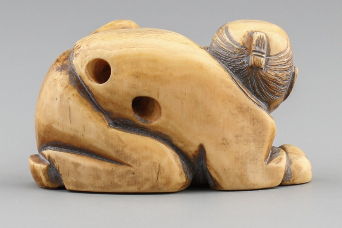 JAPANESE CARVED IVORY NETSUKE OF MAN CRAWLING - 2