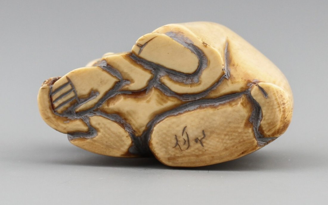 JAPANESE CARVED IVORY NETSUKE OF MAN CRAWLING - 3