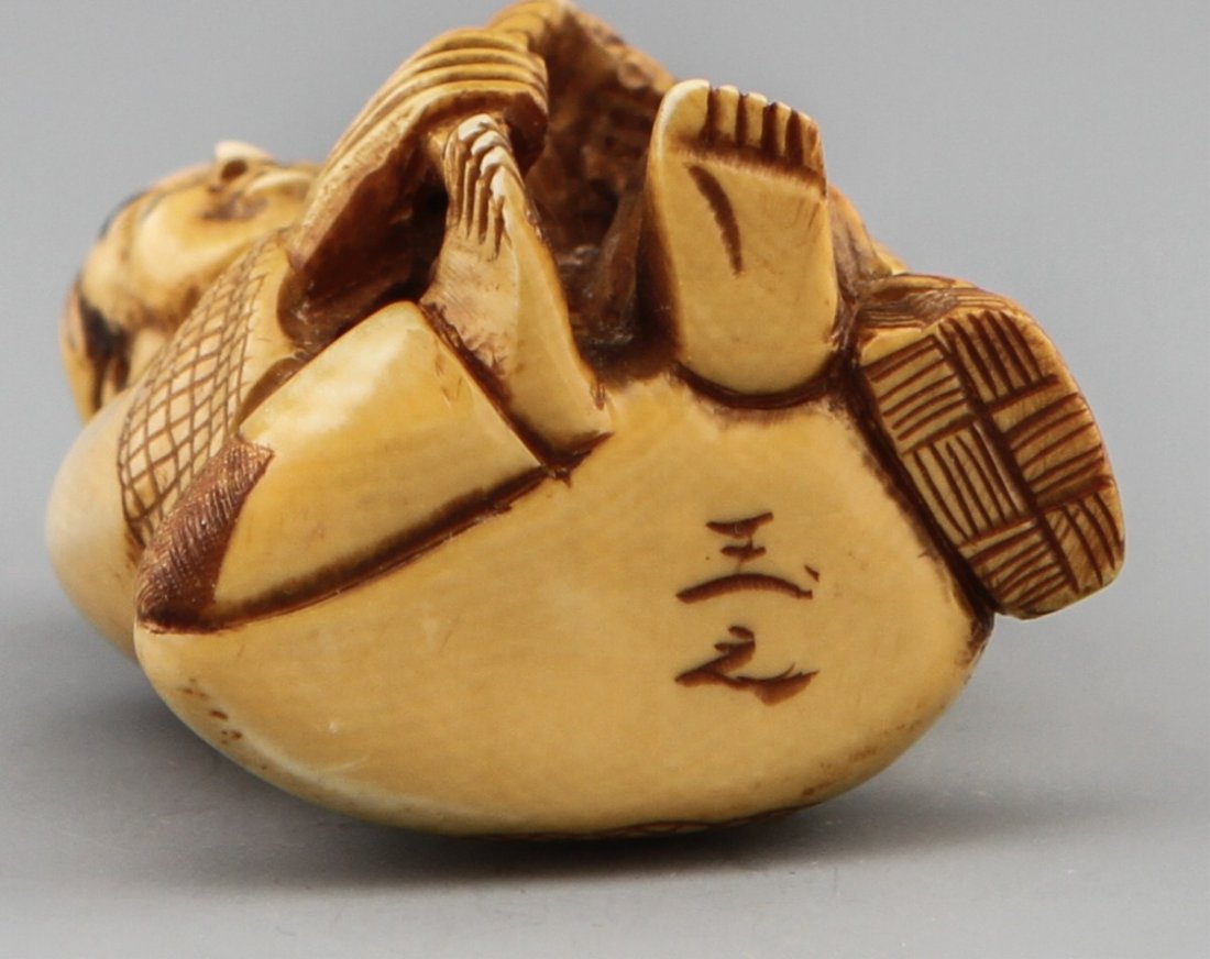 JAPANESE CARVED IVORY NETSUKE OF BASKET MAN - 3