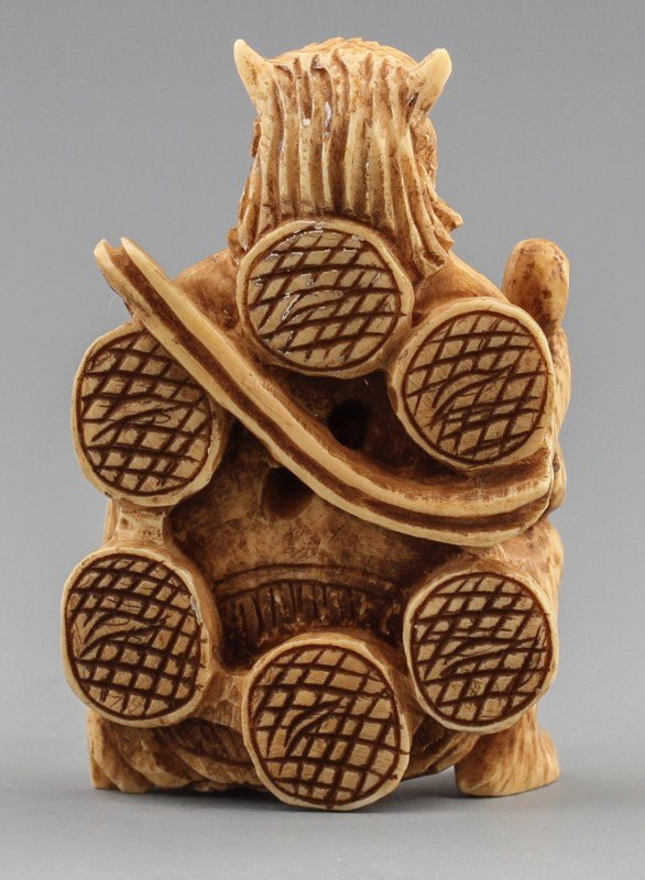 JAPANESE CARVED IVORY RAIJIN WITH DRUMS ON BACK - 2