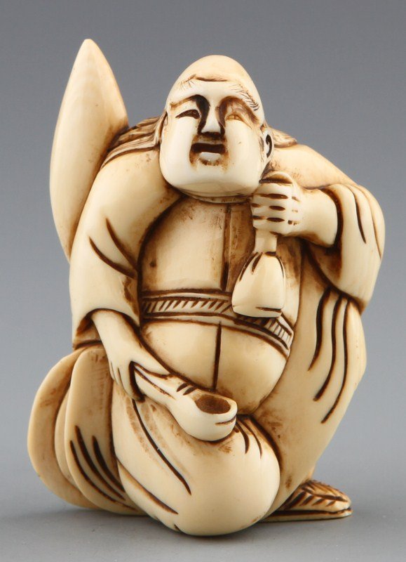 JAPANESE CARVED IVORY NETSUKE OF ALCHEMIST: JAPANESE CARVED IVORY NETSUKE OF ALCHEMIST Japanese carved ivory netsuke of robed alchemist with mortar and pestle, Signed. Size: 2 x 1.5" Weight: 33 g