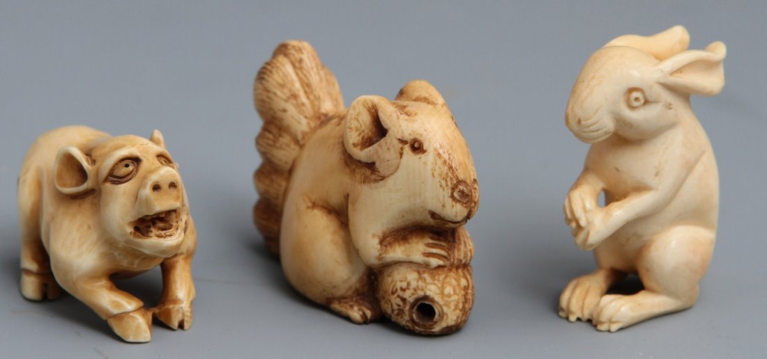 (3) JAPANESE IVORY NETSUKE OF ANIMALS: (3) JAPANESE IVORY NETSUKE OF ANIMALS Lot of three Japanese carved ivory netsuke animals. Signed rabbit sitting on hind legs; 13g, 1.5", Signed anabori style pig (hole threads through mouth and out ba