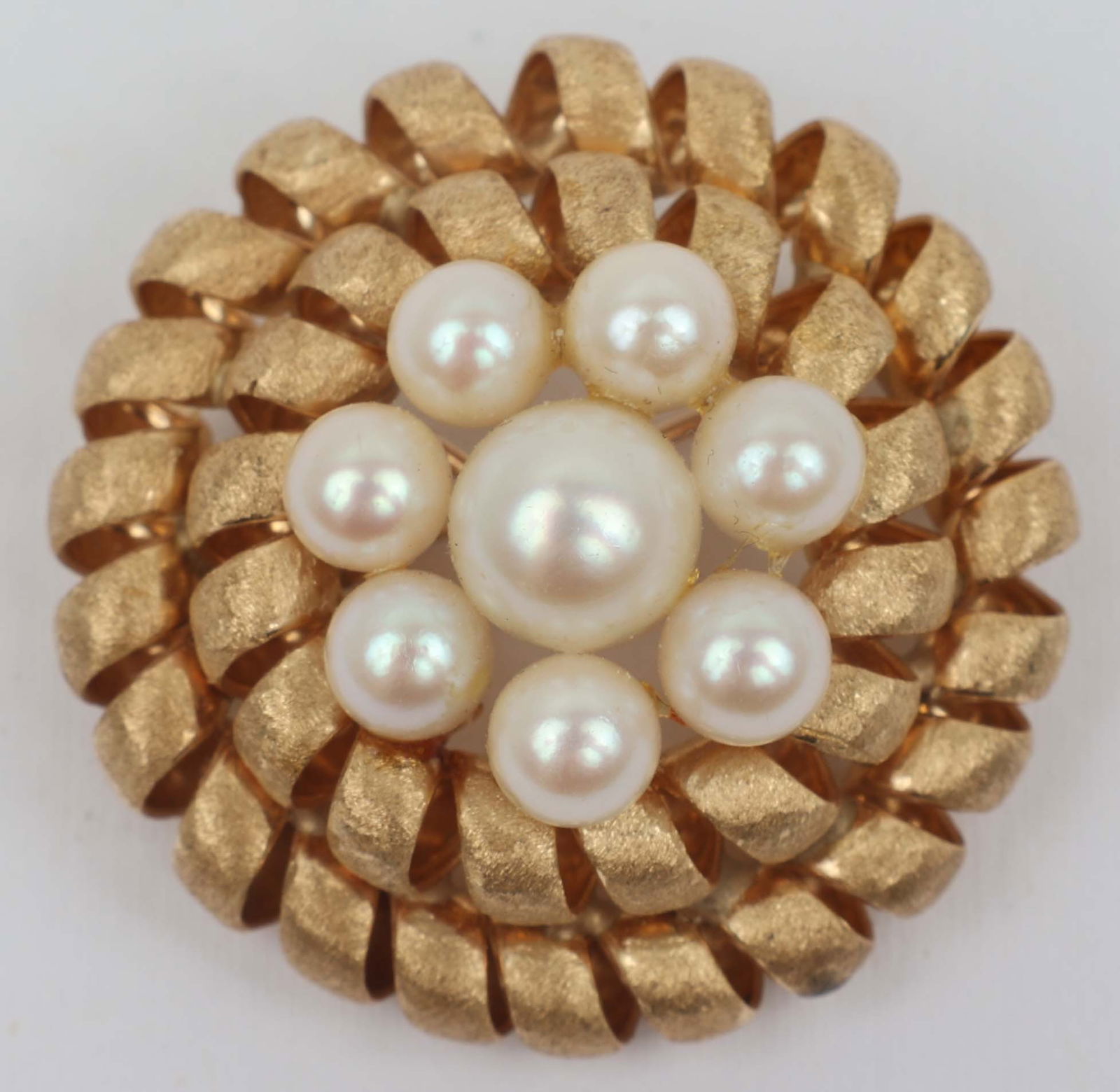14K YELLOW GOLD LADIES PEARL CLUSTER BROOCH: 14k yellow gold pearl cluster brooch with pin back. 12.3 G Must be paid by Certified Check, money order, or wire transfer ($15 fee). NO CREDIT OR PERSONAL CHECK PAYMENTS FOR THESE ITEMS. Condition: Ve