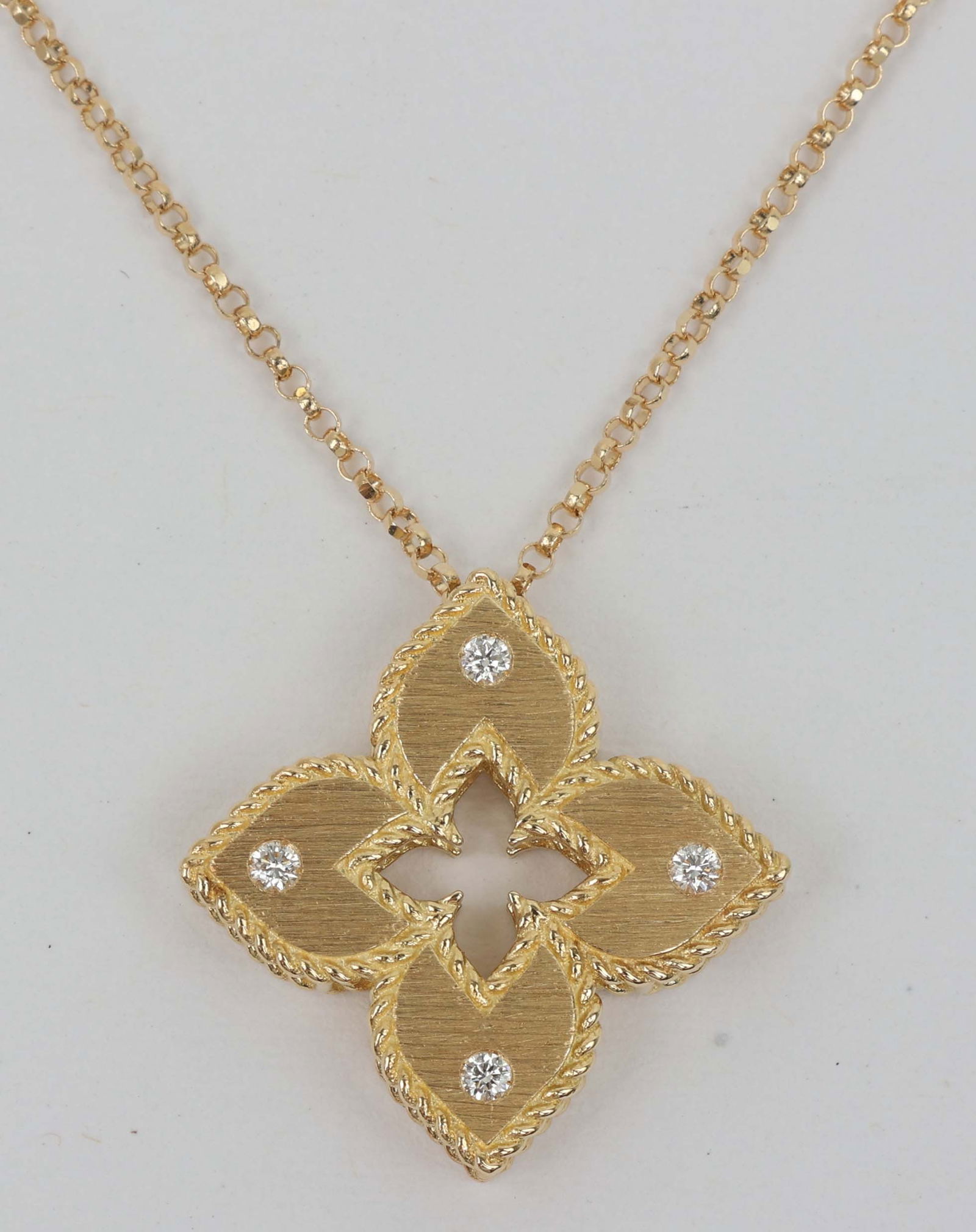 18K ROBERTO COIN VENETIAN PRINCESS DIAMOND FLOWER (1 of 5)