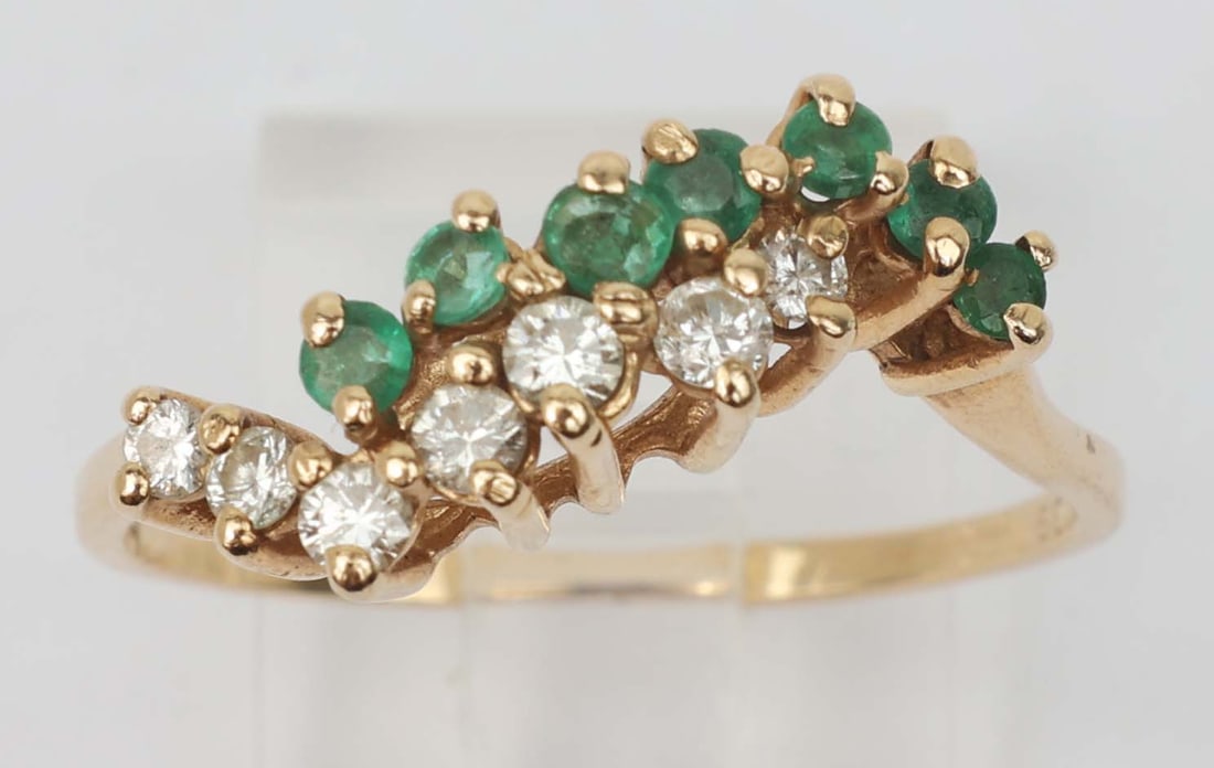 14K EMERALD & DIAMOND RING