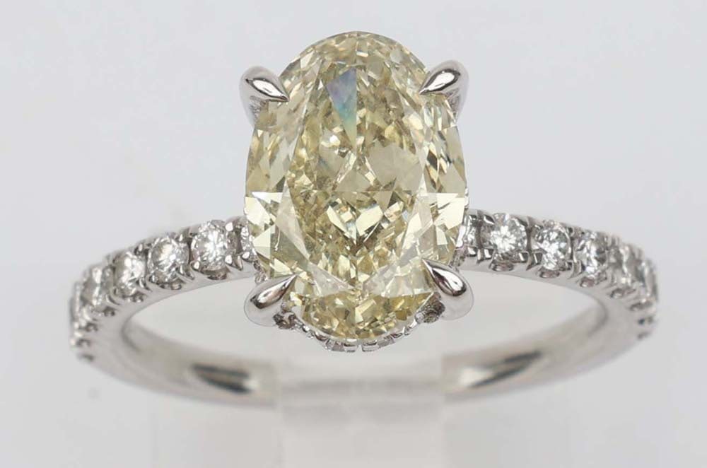 14K WHITE GOLD YELLOW LAB DIAMOND ENGAGEMENT RING: 14K White Gold Light Fancy Yellow Lab Grown Diamond Engagement Ring. 2.1 ct Lab grown diamond 7.4x10.8mm Light fancy yellow, VVs clarity. Size: 7 Weight: 4.2 G Must be paid by Certified Check, money o