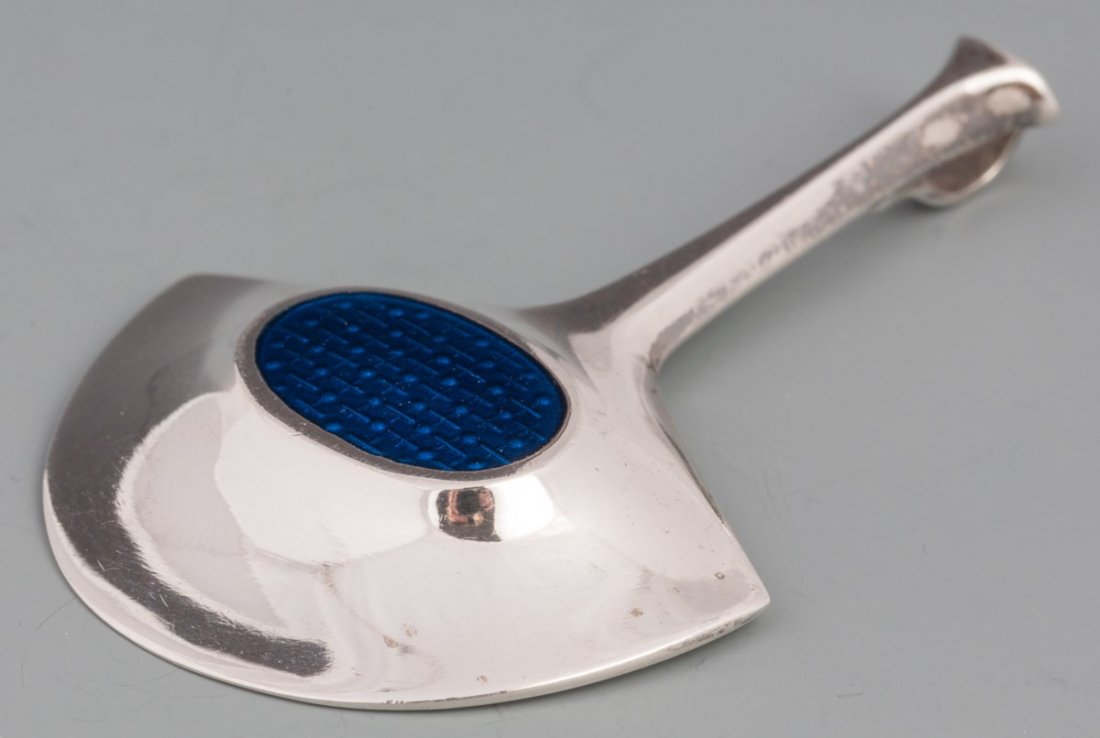 DAVID ANDERSEN STERLING & ENAMEL PENDANT: DAVID ANDERSEN STERLING & ENAMEL PENDANT Sterling pendant by Norwegian silversmith David Andersen, blue enamel center. Weight: 11.8g Size: 2.25"