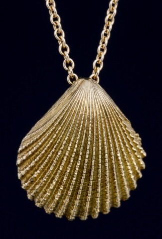 TIFFANY 18K YELLOW GOLD SEASHELL NECKLACE: TIFFANY 18K YELLOW GOLD SEASHELL NECKLACE Elegant Tiffany and Co. seashell necklace produced in 18k yellow gold. Weight: 4 g Size: 18in