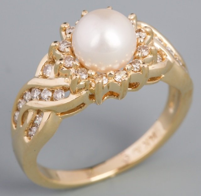 PEARL AND DIAMOND FASHION RING: PEARL AND DIAMOND FASHION RING 14K yellow gold ring featuring a 7mm pearl surrounded by thirty round "VS" clarity diamonds accumulating approximately 1 ct total weight. Weight: 4.9 g Size: 6.75