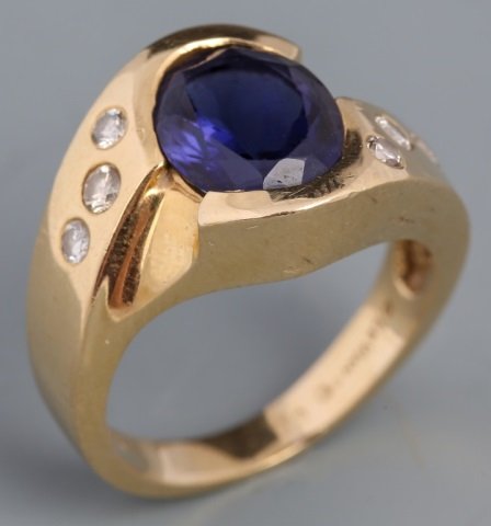 LADIES 14K YELLOW GOLD TANZAINTE AND DIAMOND RING: LADIES 14K YELLOW GOLD TANZAINTE AND DIAMOND RING Ladies 14k yellow gold solitaire tanzanite ring with six accenting side diamonds. A magnificent, deep purple, oval cut tanzanite weighing approximatel