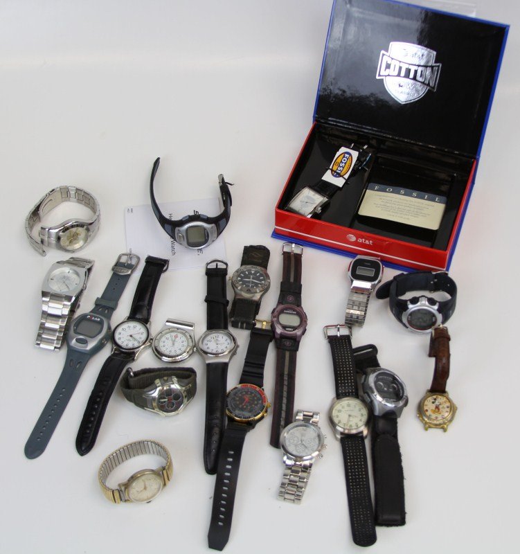 19 MENS WATCHES AUTOMATIC AND QUARTZ: 19 MENS WATCHES AUTOMATIC AND QUARTZ Grouping of 19 Men's watches including, Fossil Cotton Bowl Classic, Champs Bowl , Capital One Bowl watches. Hamilton, NY & Co, Acuatech, Timex, and more are includ