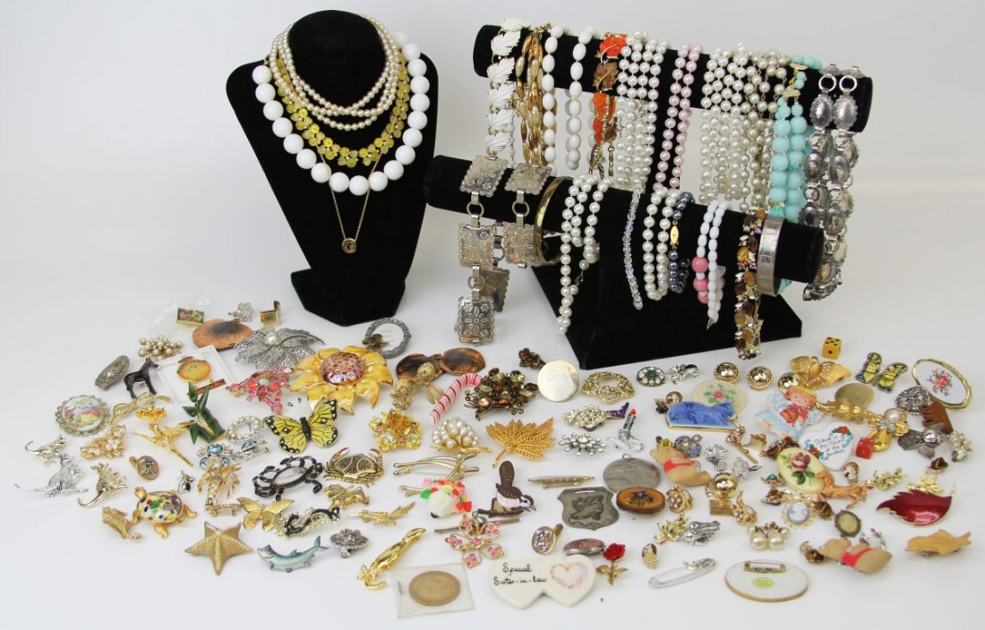 (4) POUNDS OF COSTUME JEWELRY PINS & VINTAGE: (4) POUNDS OF COSTUME JEWELRY PINS & VINTAGE Large lot of mixed costume jewelry. Included are pearls, pins, and vintage costume jewelry. Makers include Lisa, Avon, West Germany, Art, Lisner, Japan, PI
