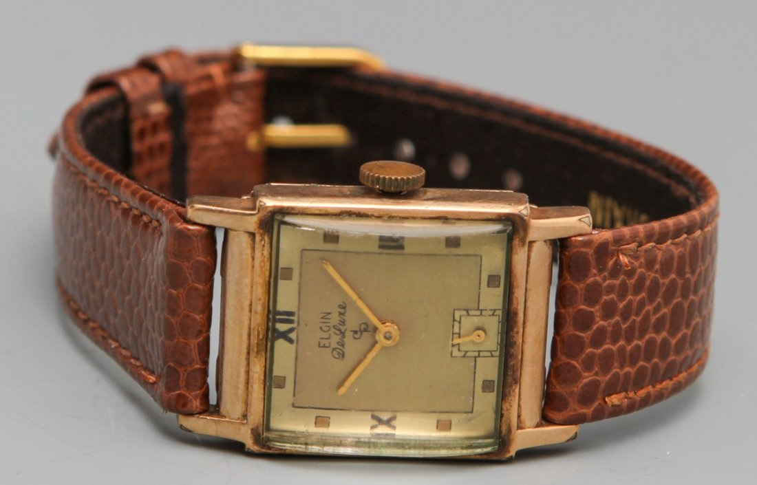 ELGIN DELUXE 1943 MANUAL WRISTWATCH: ELGIN DELUXE 1943 MANUAL WRISTWATCH Elgin Deluxe 1943 men's 17 jewel manual wristwatch, 10K gold filled case no. 42343, model no.558 serial no. T124836, gold face with black roman numerals and seconds