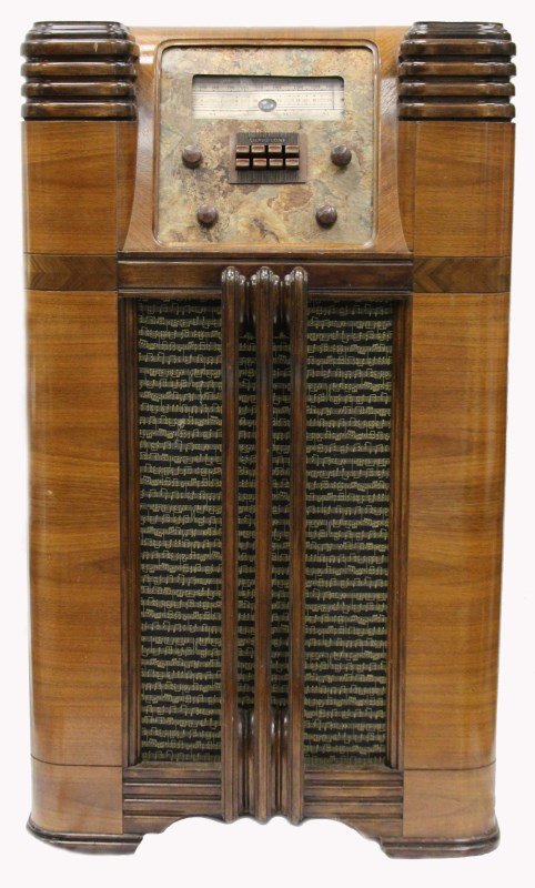 SILVERTONE MODEL 6079 CABINET RADIO SEARS ROEBUCK: SILVERTONE MODEL 6079 CABINET RADIO SEARS ROEBUCK Sears, Roebuck and Co., Silvertone Radio - or past WW2 tuner, Model 6079, American Broadcast Foreign Spread Band Tuning, Chassis 10155. 7 AM circuits,