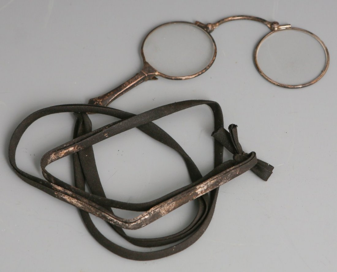 VICTORIAN LORGNETTE OPERA GLASSES: VICTORIAN LORGNETTE OPERA GLASSES Vintage silver plated Victorian lorgnette opera glasses, lenses are in fair condition, folding mechanisms do not lock in place when opened. Size: 3 x 1.25"