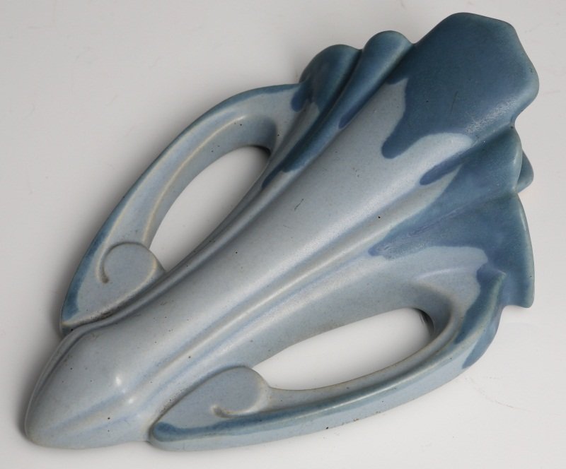ROSEVILLE CARNELIAN I POTTERY WALL POCKET: ROSEVILLE CARNELIAN I POTTERY WALL POCKET Roseville Carnelian I pottery wall pocket, two tone blue glaze, marked "Rv" on verso. Size: 8 x 5" Condition: Very good, no issues noted.