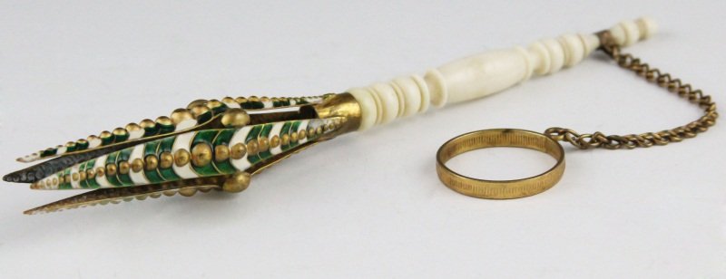 GILT ENAMELED IVORY HANDLED TUSSIE-MUSSIE: GILT ENAMELED IVORY HANDLED TUSSIE-MUSSIE Victorian tussie-mussie, gilt with green and white enamel, ivory handle. Weight: 18.5g Size: 6" Condition: Very good, no issues noted.