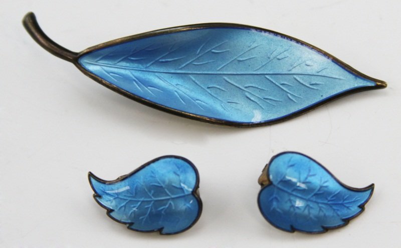 DAVID ANDERSEN SILVER & ENAMEL EARRINGS & BROOCH: DAVID ANDERSEN SILVER & ENAMEL EARRINGS & BROOCH David Andersen sterling silver and enamel earrings with matching brooch pin. Blue enamel leaf design, clip-on earrings. Weight: 13.4g total Condition: