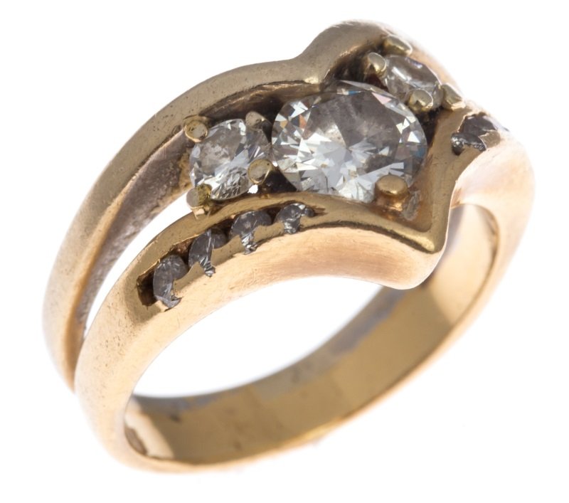 LADIES 14K YELLOW GOLD DIAMOND FASHION RING: LADIES 14K YELLOW GOLD DIAMOND FASHION RING Ladies diamond fashion ring. 14K yellow gold. A center round cut diamond of approximately 0.75 ct, H color and SI-1 clarity. Flanked by 2 round diamonds of 