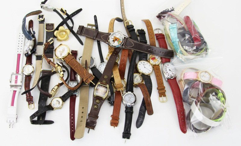 (27) MIXED LADIES WATCHES: (27) MIXED LADIES WATCHES Lot of miscellaneous Ladies watches including, Lacoste, Timex, Pulsar, Fossil and more. Condition: Good, used.